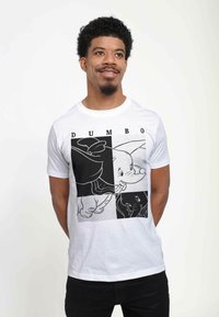 Camiseta de algodón blanco con un estampado gráfico negro de Dumbo en cuatro cuadrantes, con un diseño de línea detallado y letras en negrita que dicen "DUMBO."