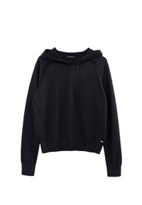 Sudadera negra de punto con mangas largas, capucha ajustable con cordones, y puños y dobladillo acanalados, presentada sobre un fondo blanco.
