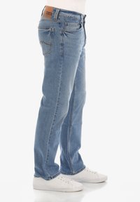 Jeans de mezclilla azul claro con un diseño de pierna recta, que presentan cinco bolsillos, un parche en la cintura trasera y detalles de costura sutiles.