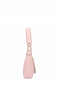Sac à main rose matelassé à la forme effilée, doté d'une bandoulière robuste et de quincaillerie brillante. Détail de porte-clés sur le côté ajoutant de la dimension.