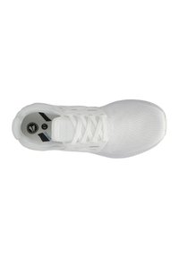 Chaussure de sport blanche avec une tige en mesh respirant, des lacets plats et une semelle texturée. Comprend un logo circulaire et des accents noirs.