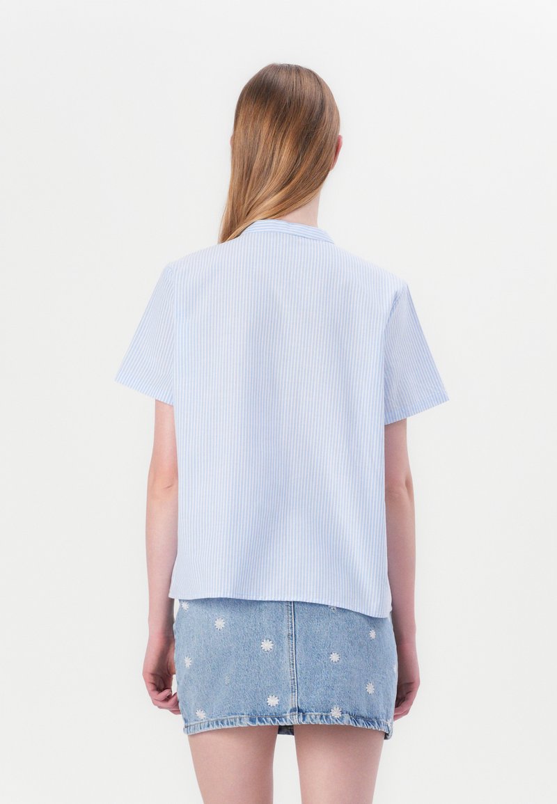 ONLY ONLSKANO - Camicetta - cloud dancer/blu