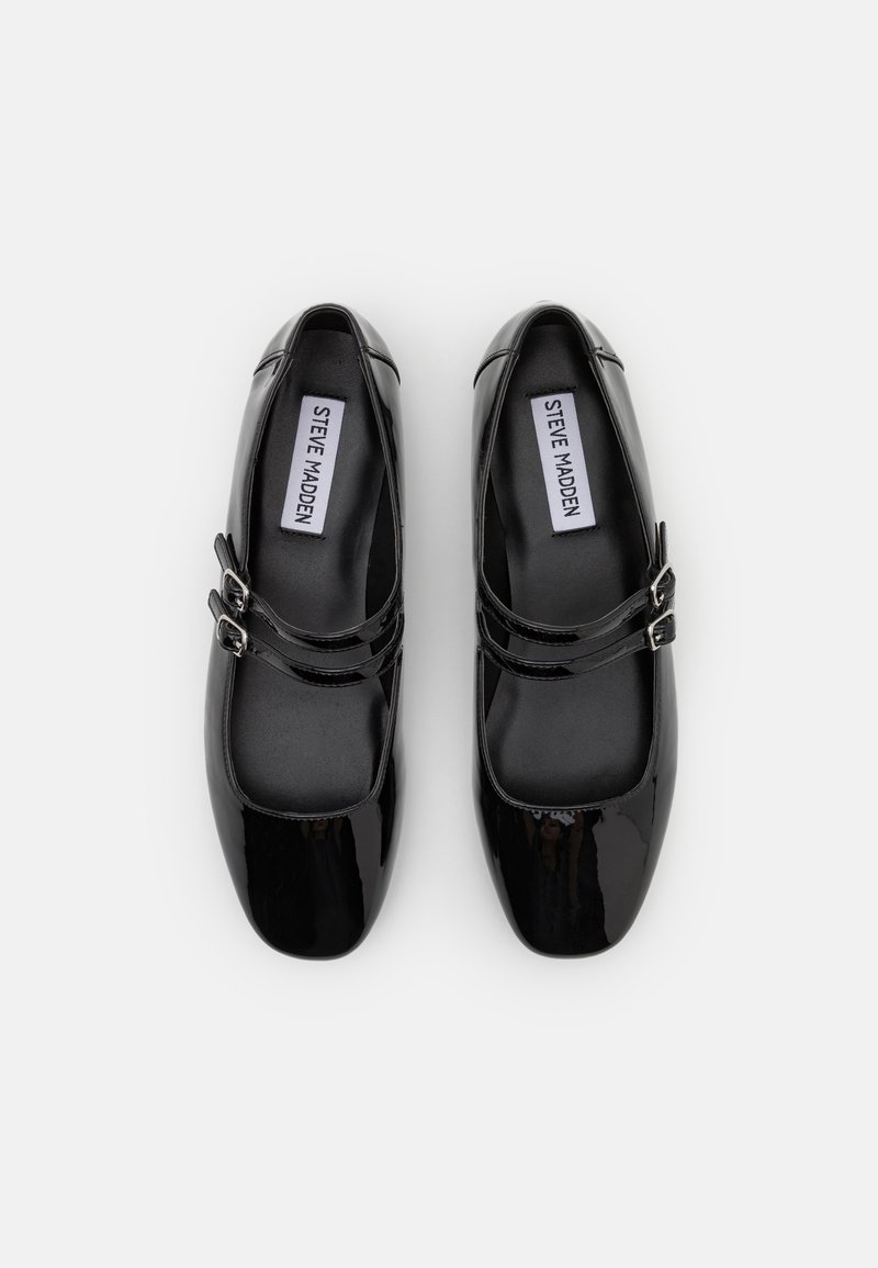 Scarpe Mary Jane in vernice nera con due cinturini regolabili con fibbia, punta quadrata e interno liscio. Presentano l'etichetta "STEVE MADDEN".