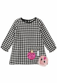 Abito houndstooth in bianco e nero con maniche lunghe, caratterizzato da applicazioni ricamate rosa e decorazioni in pelliccia sul davanti.