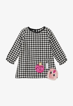Schwarzes und weißes Hahnentrittmusterkleid mit langen Ärmeln, das rosa gestickte Applikationen und pelzige Verzierungen auf der Vorderseite aufweist.