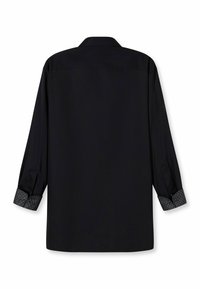 Schwarzes Hemd mit Knopfleiste und langen Ärmeln, mit gemusterten Manschetten. Glatte Textur und klassisches Design ohne sichtbare Logos oder Verzierungen.