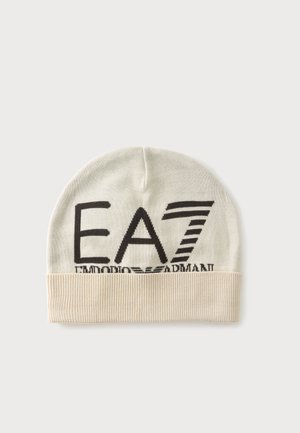 Krémová pletená čiapka s rebrovaným lemom a veľkým čiernym logom EA7 Emporio Armani vpredu