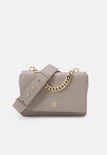 Tommy Hilfiger REFINED CROSSOVER - Handtasche - smooth taupe/taupe 