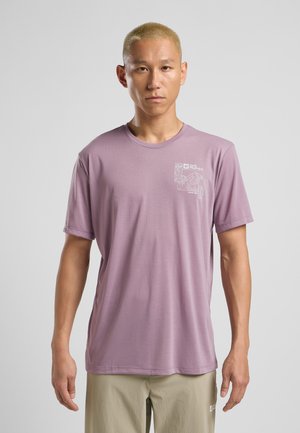 Korte mouwen lavendelkleurig t-shirt van lichtgewicht stof, met een witte grafische print op de borst en een ronde hals.