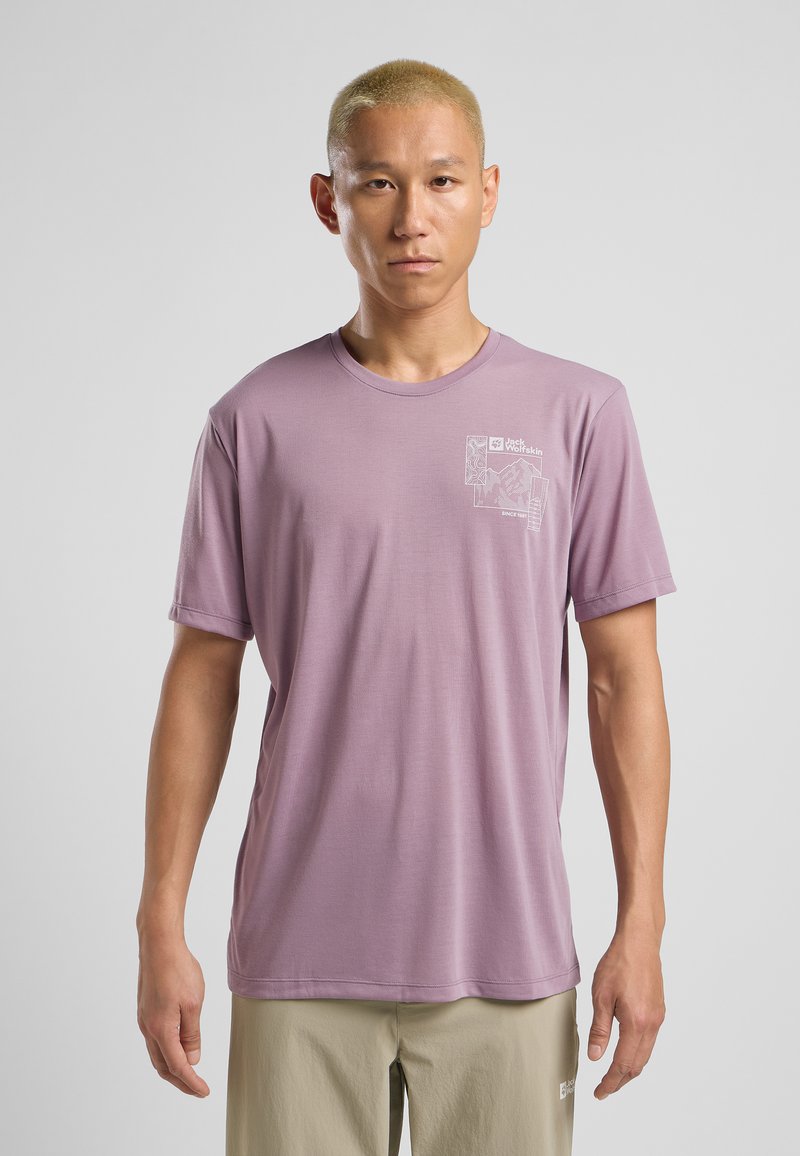 Kurzärmliges lavender T-Shirt aus leichtem Stoff, mit einem weißen Grafikdruck auf der Brust und einem runden Halsausschnitt.