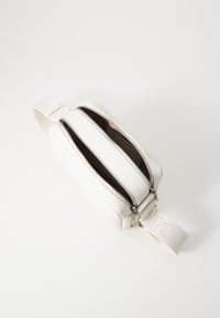 Calvin Klein Jeans ULTRALIGHT CAMERA BAG - Borsa a tracolla - tofu