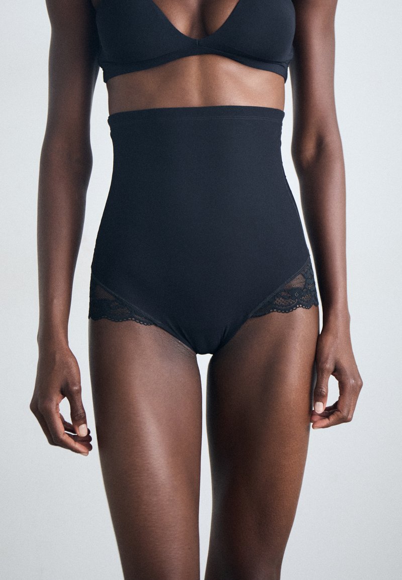 Hochgeschnittene schwarze Panty aus glattem Stoff mit Spitzeneinsätzen an den Beinöffnungen, die eine taillierte Silhouette und zarte Details bieten.