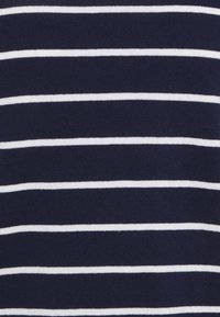 Tissu en tricot rayé bleu marine et blanc avec des rayures horizontales régulièrement espacées, présentant une texture lisse et une largeur constante sur toute sa surface.