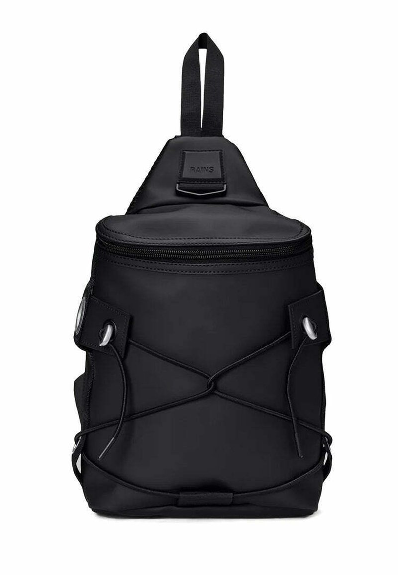 Sac à dos noir avec un dessus arrondi, fabriqué en matériau imperméable. Comprend une fermeture éclair sur le dessus, des sangles latérales et des œillets pour attache.