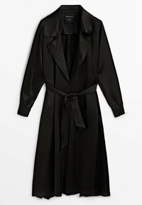 Czarny trencz z długim rękawem, w pasie przewiązany paskiem, z szerokimi klapami i mankietami, położony na białym tle.