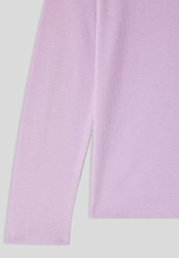 Jasnofioletowa koszula z długim rękawem o gładkiej, miękkiej teksturze. Posiada prosty krój i staranne szwy wzdłuż krawędzi.