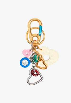 Porte-clés avec un clip en métal doré, de nombreux charms colorés incluant des cœurs et un faux bijou, avec des textures et des matériaux variés.