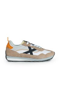 Zapatilla deportiva con parte superior de ante beige y malla blanca, acentos negros, lengüeta naranja en el talón y suela de goma gris. Presenta detalles cosidos y cordones.
