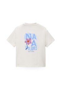 Κρεμ βαμβακερό μπλουζάκι με κοντά μανίκια, που διαθέτει πολύχρωμο σχεδιασμό με μπλε κείμενο και ένα ροζ λουλούδι στην πλάτη.