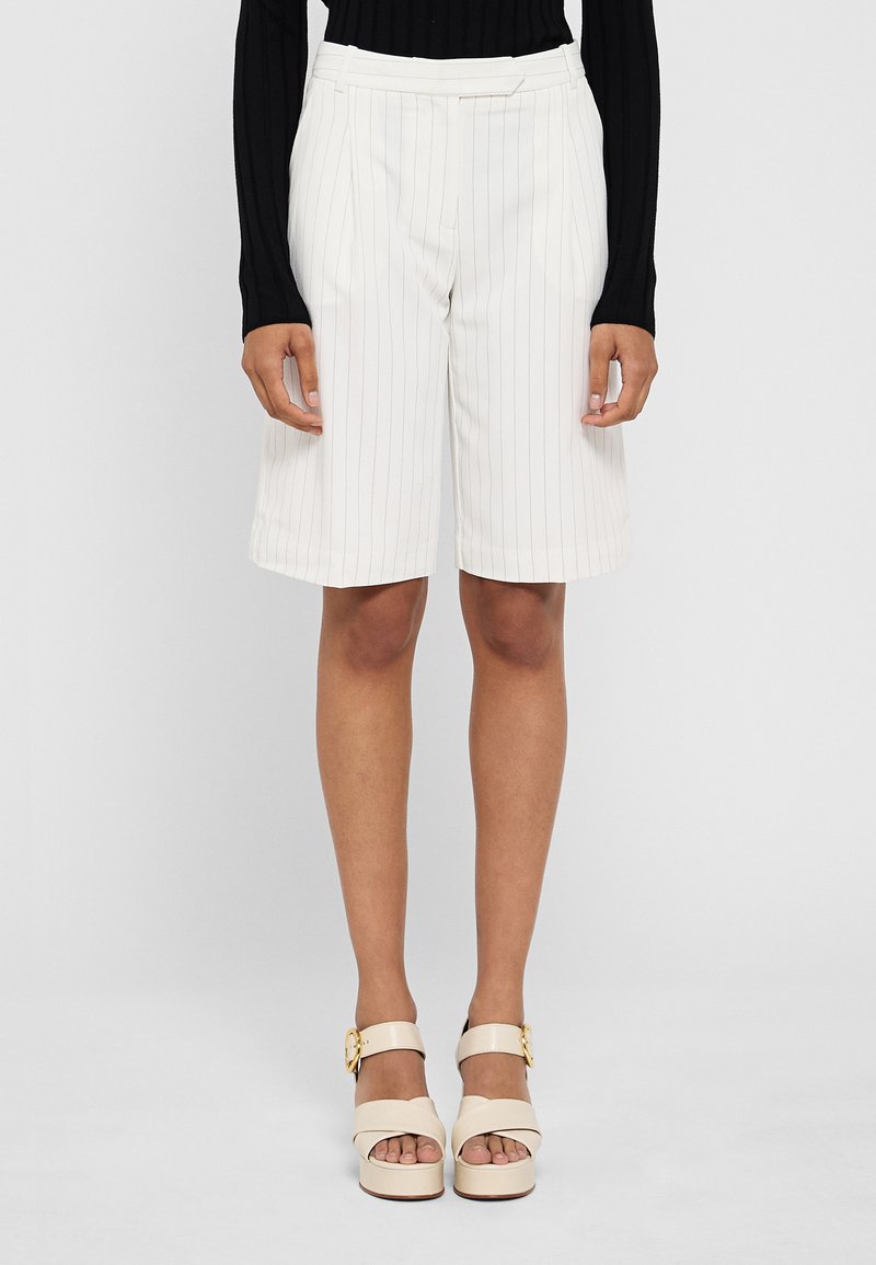 DESIGNERS REMIX - STEVEN PLEAT  - Shorts - cream/black, Ampliar