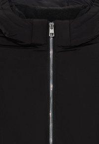 Schwarze Pufferjacke mit hohem Kragen, ausgestattet mit einem durchgehenden Reißverschluss und silbernen Beschlägen. Glatte Textur mit matter Oberfläche.