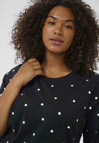 Kaffe Curve HELENA - Tricou cu imprimeu - black deep