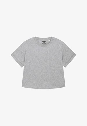 Siva kratka majica izrađena od mekanog pamuka. Ima kratke rukave, okrugli izrez i jednostavnu, glatku teksturu. Oznaka je vidljiva unutar majice.