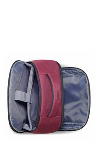 Organizador de viaje burdeos con cierre de cremallera, que cuenta con un suave forro gris y múltiples compartimentos para almacenamiento. Exterior texturizado con marca.