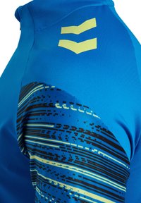 Blauw sportshirt met een gladde textuur, voorzien van een dynamisch patroon in donkerder blauw, gele strepen en twee gele accenten op de schouder.