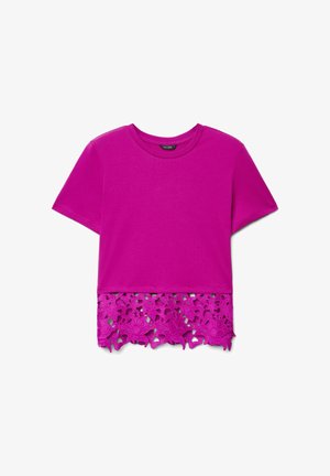 Top viola a maniche corte con parte superiore tinta unita e orlo in pizzo floreale che si estende sotto la vita.