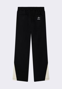 Sorte, vide joggingbukser med snøre i taljen, med hvide detaljer nederst og to baglommer. Inkluderer logoer på siderne.