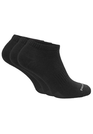 Chaussettes noires à la cheville en pack de trois, avec un motif côtelé au niveau du bord et une texture lisse, adaptées pour un usage décontracté.