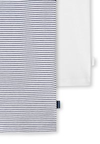 T-shirt a righe con un motivo a strisce orizzontali blu navy e bianche, realizzato in morbido cotone e con un collo bianco semplice. Etichetta del brand visibile.