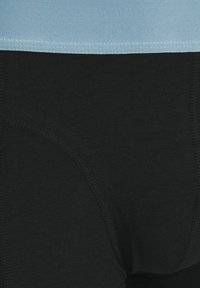 Zwarte katoenen onderbroeken met een gladde textuur, voorzien van een blauwe elastische tailleband. Het ontwerp heeft naadloze randen voor extra comfort.