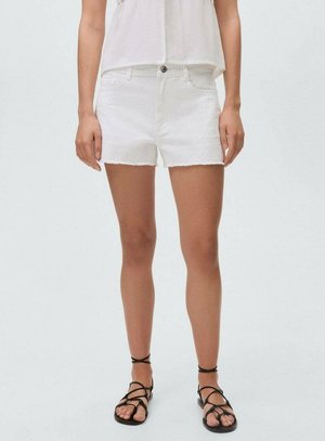Vita denimshorts med fransad kant, med framfickor och enstaka knappstängning. Kombineras med svarta sandaler med remmar.