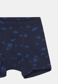Navyfarbene Baumwollbuxen mit einem blauen Muster aus verschiedenen Baufahrzeugen, einschließlich Traktoren und Kränen; weiche Textur und elastischer Bund.