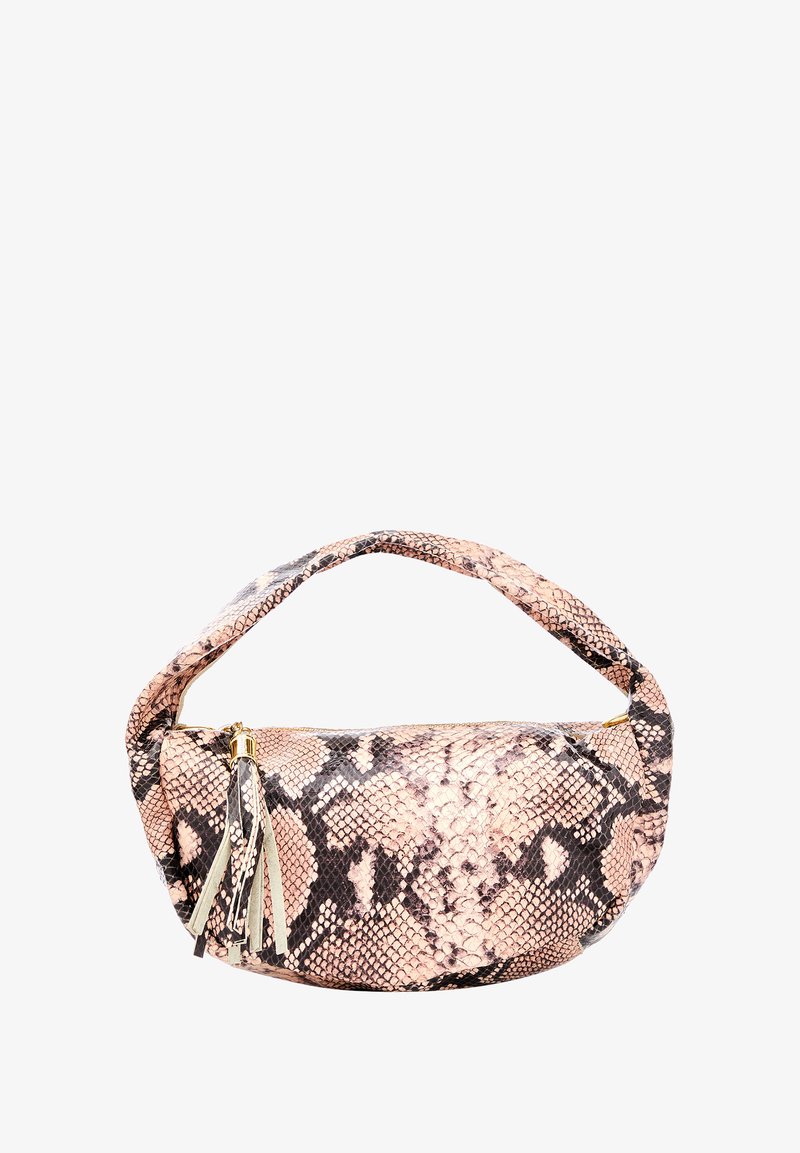 Sac à main en imprimé serpent dans des nuances de rose et de noir, avec un design incurvé, une fermeture éclair sur le dessus et des franges décoratives.