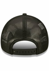 Svart mesh-basebollkeps med en böjd skärm, justerbar plastrem på baksidan och ventilationshål för andningsförmåga.