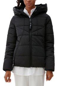 Czarna kurtka puchowa z kapturem, z zamkiem z przodu, elastycznymi sznurkami do ściągania, pikowaną fakturą i bocznymi kieszeniami na zamek.