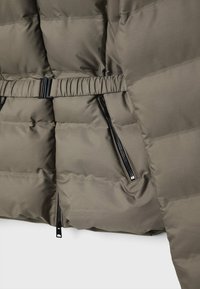 Stradivarius HOODED PUFFER - Zimná bunda - mottled brown