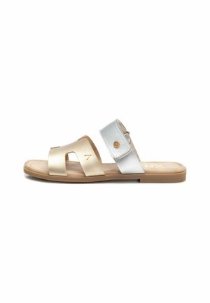 Sandalias planas con correas metálicas doradas y plateadas, diseño de punta abierta, plantilla acolchada y suela de goma marrón. Acentuadas con un botón decorativo.