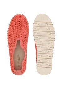 Koraal kleurige instap schoenen met een geweven textiel bovenwerk, een gevoerde inlegzool en een witte rubberen buitenzool met gestructureerde grippatronen. Maat 39.