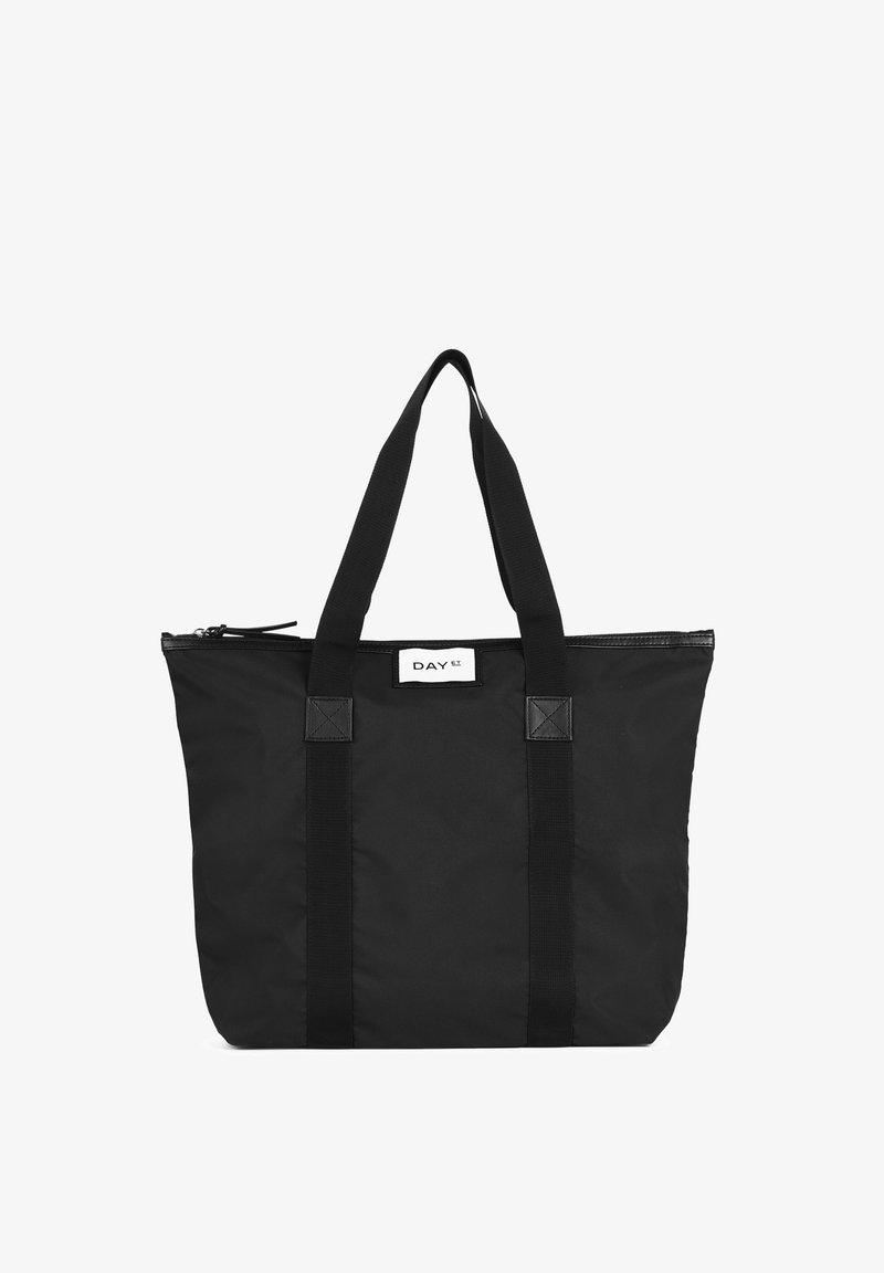 Svart tote-väska i hållbar nylon, med dubbla handtag upptill, dragkedjestängning och en etikett med "DAY ET"-logotyp.