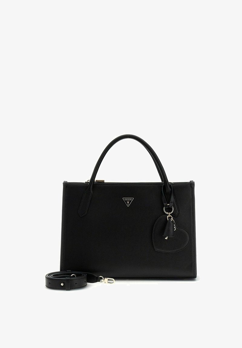 Schwarze strukturierte Handtasche mit zwei Griffen, abnehmbarem Schulterriemen, herzförmigem Anhänger und einem kleinen dreieckigen Guess-Logo auf der Vorderseite.