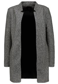 Cappotto esterno grigio, texturizzato, con apertura frontale e senza chiusure. Presenta un design senza colletto e un interno nero liscio.