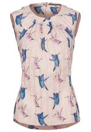 Blouse sans manches en tissu rose clair avec divers imprimés de colibris. Présente des plis au niveau du col et une texture lisse et douce.