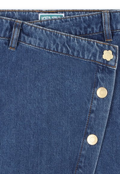 Gonna in denim blu scuro con chiusura frontale a bottoni metallici e un accento floreale vicino alla vita.