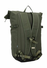 Mochila verde con un diseño de tipo roll-top, correas de hombro acolchadas, acentos de malla, hebillas ajustables y un bolsillo frontal. Acabado de tela duradera.