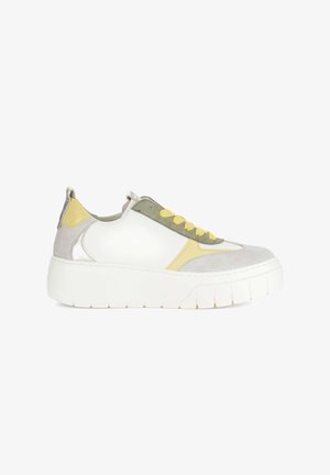 Baskets à plateforme avec semelle blanche, panneaux blancs, gris, jaunes et vert olive, et lacets jaunes, présentées de profil sur fond blanc.