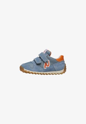 Zapatillas de ante azul con paneles de malla, dos correas de velcro, acentos naranjas y una suela de goma texturizada que presenta un patrón ondulado.